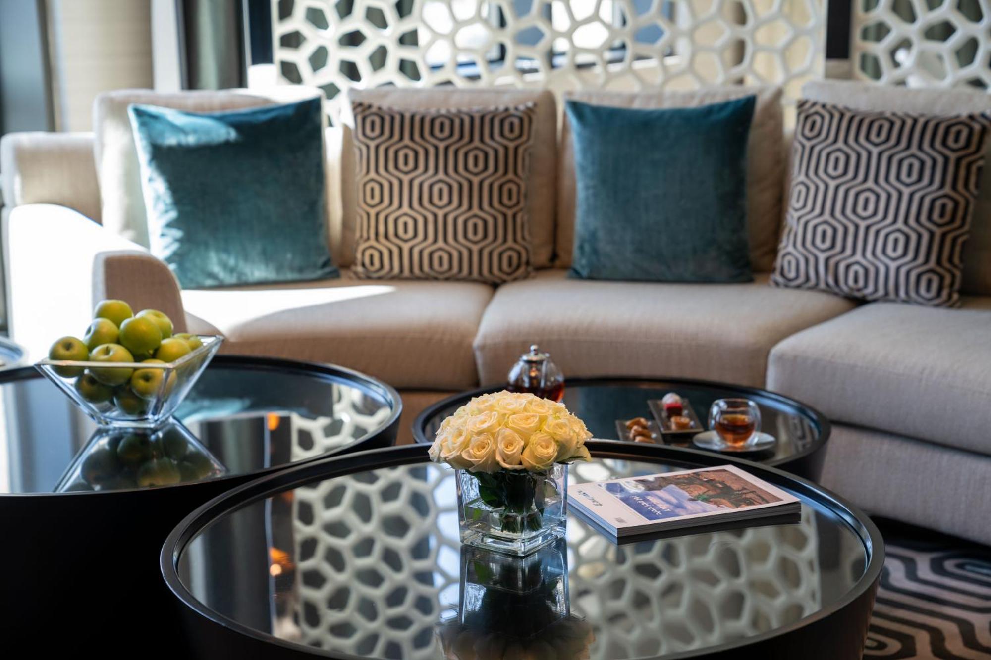 Fairmont Riyadh Eksteriør billede A living room at the Ritz-Carlton, DIFC