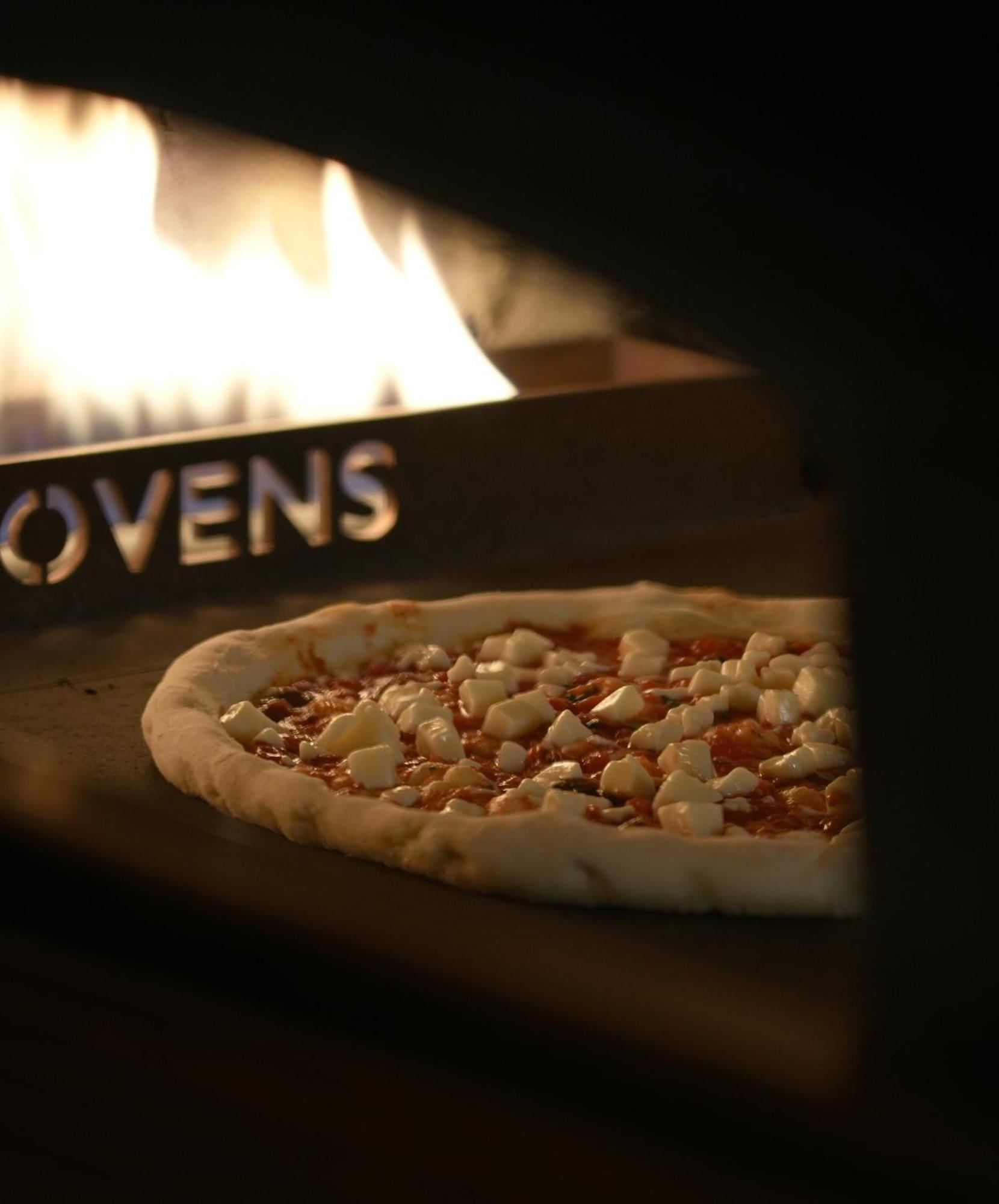 Fairmont Riyadh Eksteriør billede A pizza in a wood-fired oven