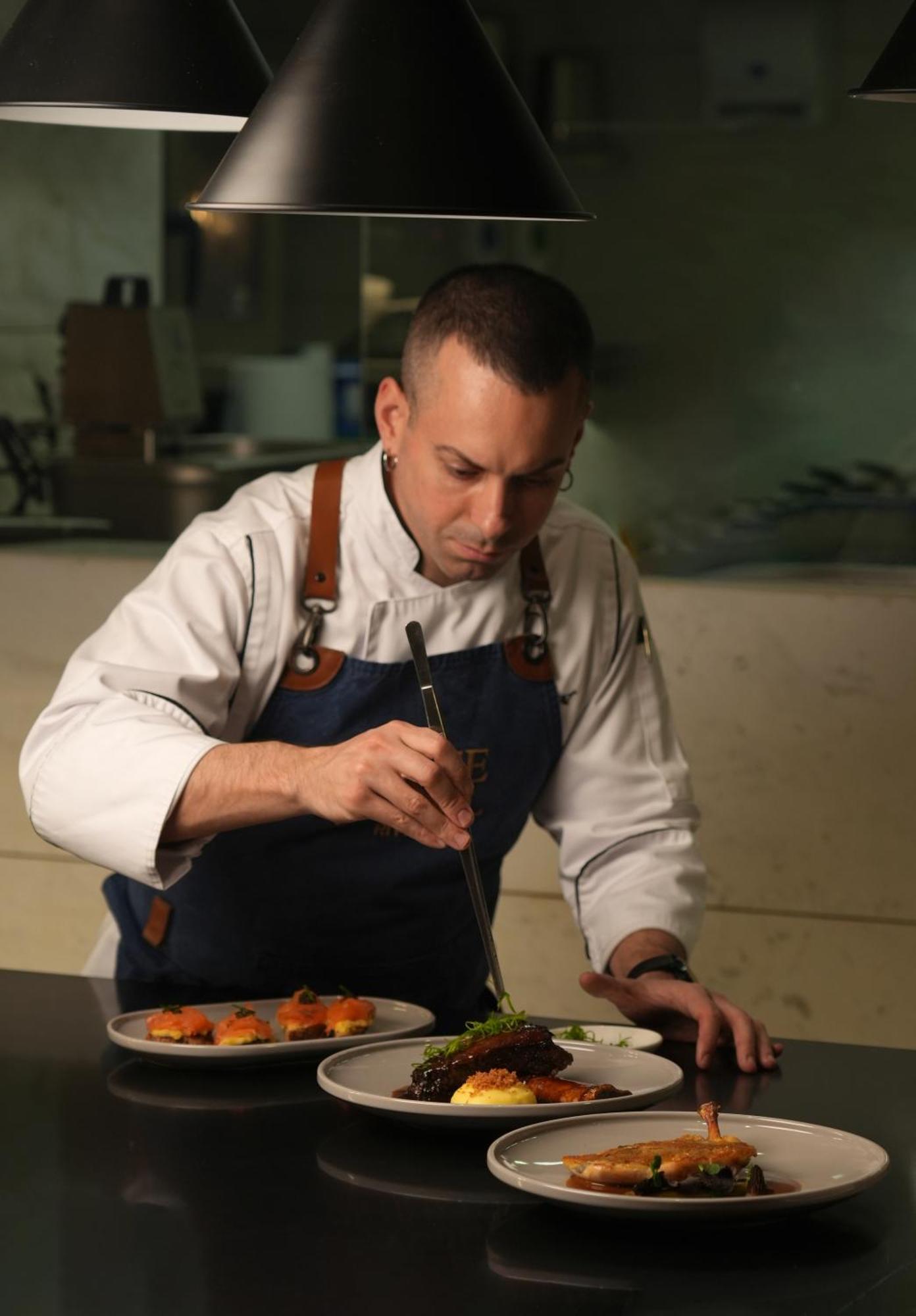 Fairmont Riyadh Eksteriør billede Chef preparing a dish