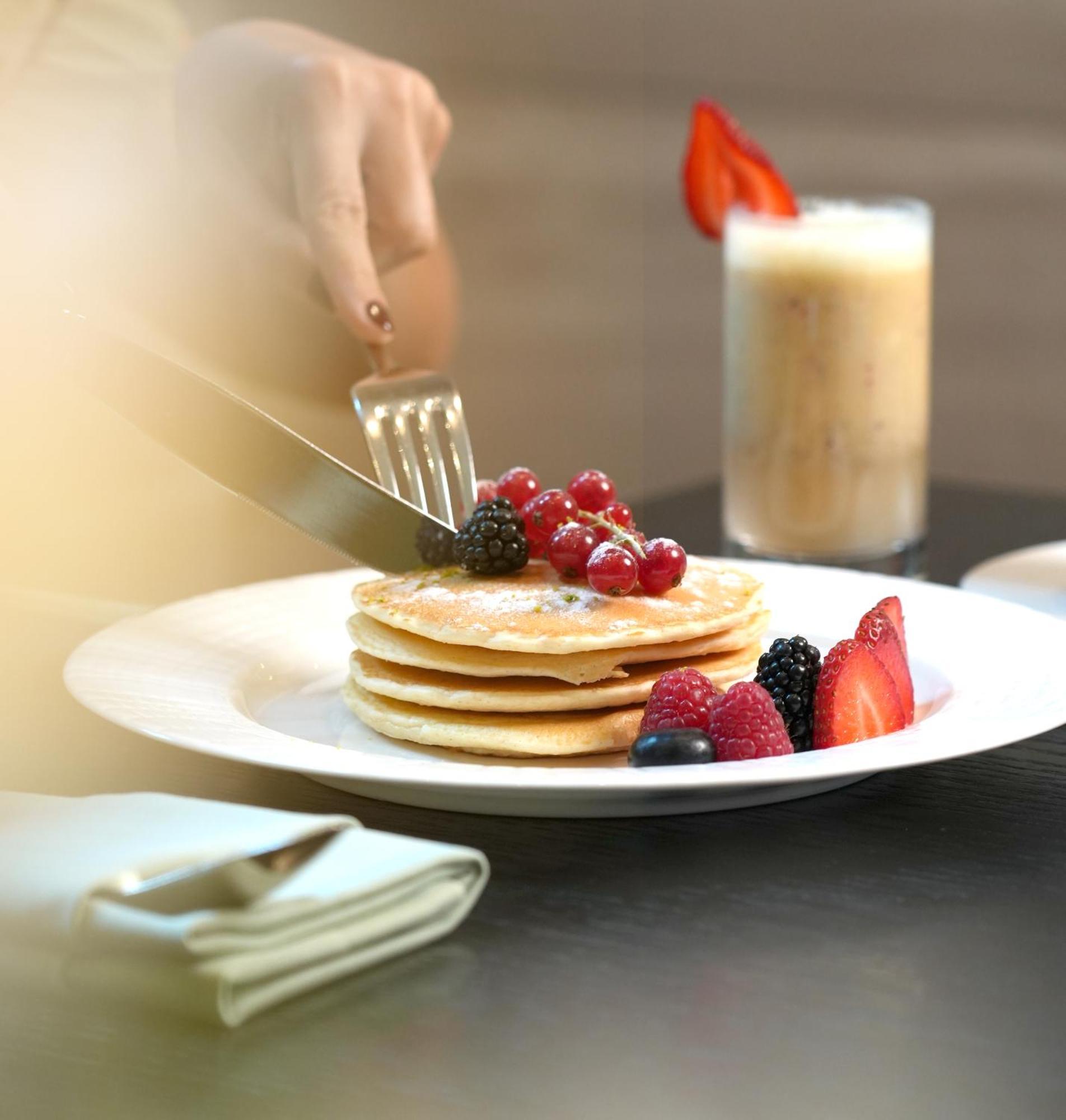 Fairmont Riyadh Eksteriør billede A stack of pancakes with fruit