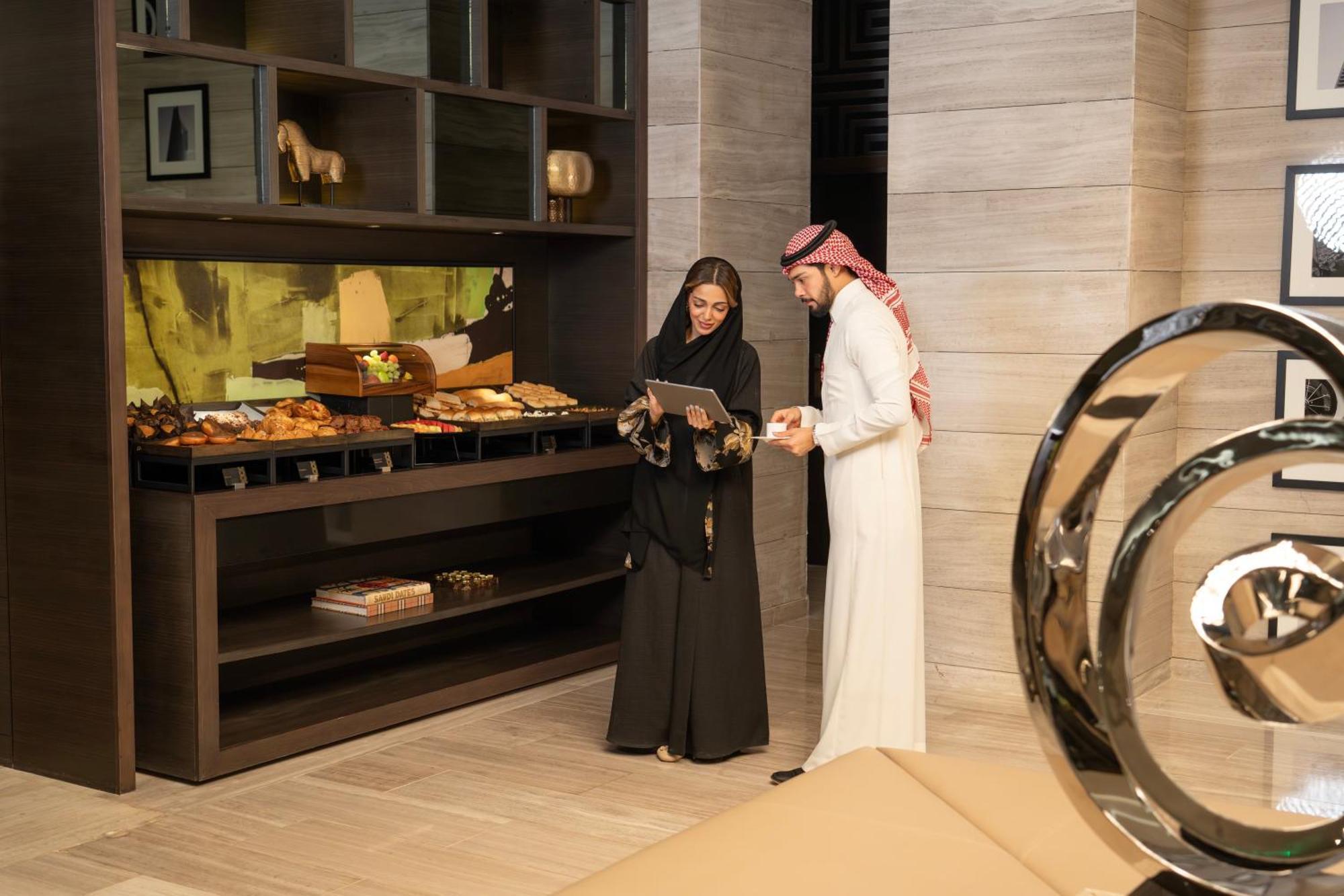 Fairmont Riyadh Eksteriør billede A couple in traditional Arab clothing