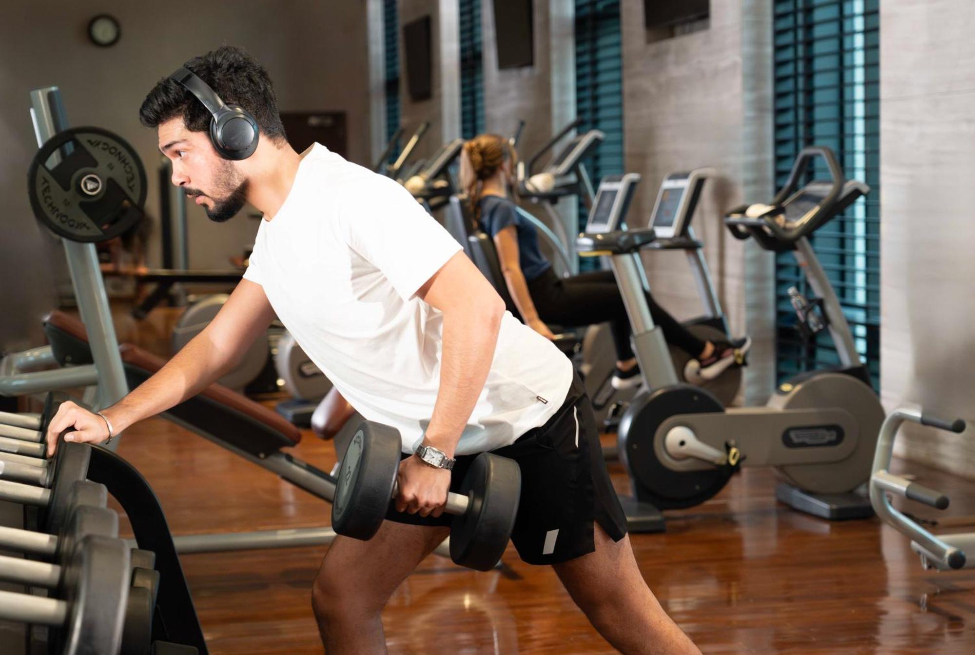 Fairmont Riyadh Eksteriør billede A man working out with a barbell